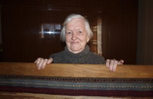 Devyniasdešimtmetės tautodailininkės hobis – audimas ir kompiuteriai Gražaus jubiliejaus sulaukusi tautodailininkė Veronika Siminonienė mielai dalijasi audimo paslaptimis.