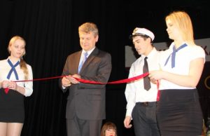 Nukirpti juostelę gimnazijos direktoriui Gediminui Matiekui padėjo (iš kairės) Brigita Arminaitė