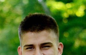 Už šimtuką Dainius Kavoliūnas  dėkoja savo informatikos mokytojui. Asmeninio archyvo nuotr.