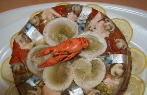 IĮ “Bajorų žuvis“ gaminamas žuvies tortas sulaukia nemažai norinčiųjų jį pirkti. L.Dūdaitės nuotr.