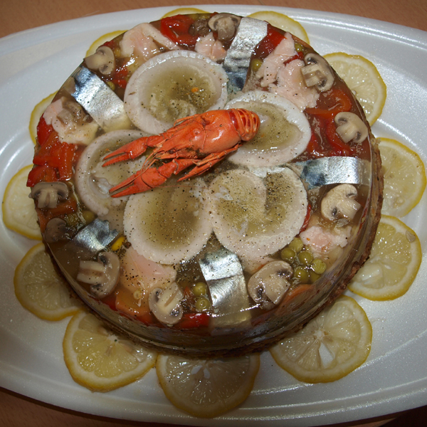 IĮ “Bajorų žuvis“ gaminamas žuvies tortas sulaukia nemažai norinčiųjų jį pirkti. L.Dūdaitės nuotr.