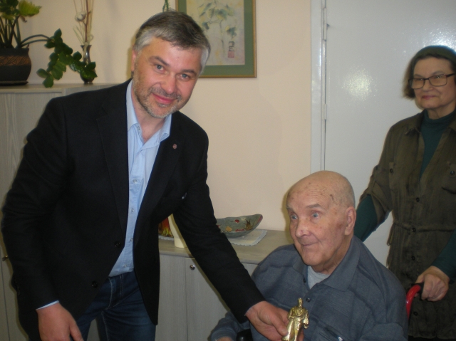 Raimondas Sirgėdas „Tyzenhauzo“ statulėlę įteikė Vilniuje gyvenančiam kraštiečiui Raimondas Sirgėdas „Tyzenhauzo“ statulėlę įteikė Vilniuje gyvenančiam kraštiečiui