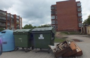 Kas išgelbės rokiškėnus nuo šiukšlių? Šiukšlių krūvos prie užfiksuotas praėjusią savaitę Algirdo gatvėje. R. Milaknienės nuotr.