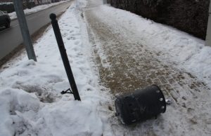 Vandalams užkliuvo... šiukšliadėžė