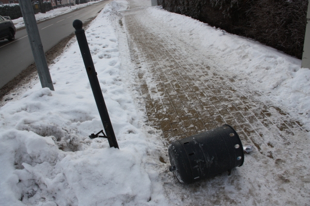 Vandalams užkliuvo... šiukšliadėžė
