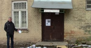 Algį Veikšį supykdė šiukšlės prie jaunųjų šaulių būstinės durų. N.Byčkovskio nuotr.