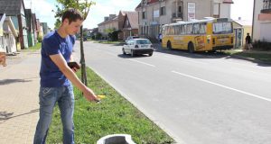 Miesto gatvėse pastatyta 20 naujų šiukšliadėžių. Į vieną jų šlamštą išmetė “Gimtojo Rokiškio” sutiktas atsitiktinis praeivis. N.Byčkovskio nuotr.