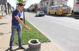 Naujos šiukšliadėžės Miesto gatvėse pastatyta 20 naujų šiukšliadėžių. Į vieną jų šlamštą išmetė “Gimtojo Rokiškio” sutiktas atsitiktinis praeivis. N.Byčkovskio nuotr.