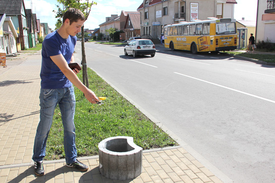 Miesto gatvėse pastatyta 20 naujų šiukšliadėžių. Į vieną jų šlamštą išmetė “Gimtojo Rokiškio” sutiktas atsitiktinis praeivis. N.Byčkovskio nuotr. Miesto gatvėse pastatyta 20 naujų šiukšliadėžių. Į vieną jų šlamštą išmetė “Gimtojo Rokiškio” sutiktas atsitiktinis praeivis. N.Byčkovskio nuotr.