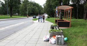 Kasryt prie autobusų stotelės komunalininkai aptinka šiukšlių. N.Byčkovskio nuotr.