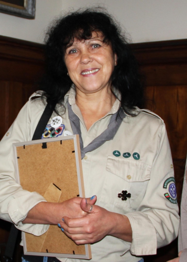 Skautų vadovė Eleonora Baršienė tarptautinėje stovykloje Telšiuose rūpinasi septyniais auklėtiniais. N. Byčkovskio nuotr.