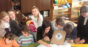 Skautų vadovė Eleonora Baršienė kartu su vaikais šiuo metu intensyviai siuva vėliavą. N.Byčkovskio nuotr.