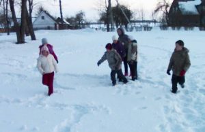 Vaikai sniege išmynė leliją. N.Byčkovskio nuotr.