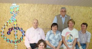 Inga Valinskienė (dešinėje) šiemet viešėjo Skemų socialinės globos namuose.