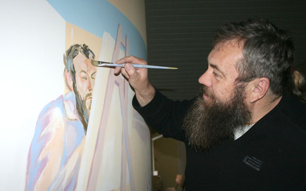 Plenerų iniciatorius Arvydas Bagdonas tapybos darbuose įsiamžina save.