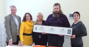 Arvydas Bagdonas (antras iš dešinės) dovanojo globos namams karaokės aparatūrą. K.Miškeliūnienės nuotr.