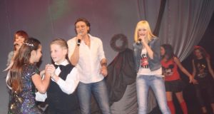 Obelių vaikų globos namų auklėtiniai džiaugėsi galimybe padainuoti su Č.Gabaliu. Loretos Golyšenkovos nuotr.