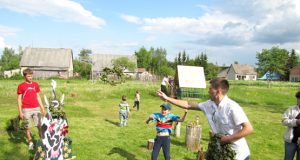 Šventės dalyviams patiko mėtyti žolynų vainikus. A.Bagdono nuotr.