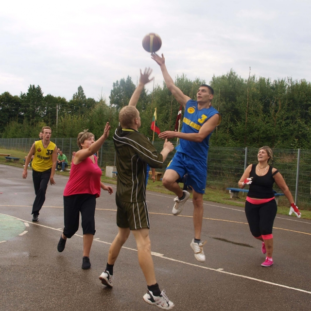 Turnyro akimirka: jungtinė Skemų socialinės globos namų komanda (tamsesnė apranga) žaidė su Mėmelės (Latvija) pensionato komanda. L. Dūdaitės nuotr.