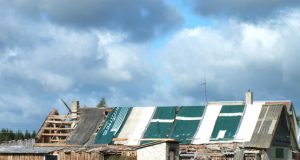 Viesulas „nurengė“ Barkiškio gatvės gyventojų Ž. ir A. Buliukų sodybos pastatų stogus. A.Minkevičienės nuotr.