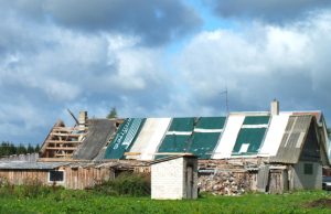 Viesulas „nurengė“ Barkiškio gatvės gyventojų Ž. ir A. Buliukų sodybos pastatų stogus. A.Minkevičienės nuotr.