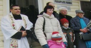 Obelių parapijos namų šventinimo iškilmių akimirka.