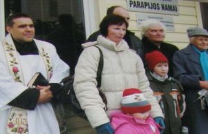 Obelių parapijos namų šventinimo iškilmių akimirka.