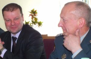 Mūsų rajone lankysis policijos generalinis komisaras Saulius Skvernelis (kairėje). Jis susitiks su į pensiją išeinančiu rajono policijos komisariato viršininku Stasiu Meliūnu (dešinėje) bei kitais pareigūnais. D. Zibolienės nuotr.