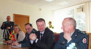 Policijos vadų desantas savivaldybėje: rajono policijos viršininkas Stasys Meliūnas (iš dešinės)