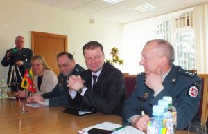 Policijos vadų desantas savivaldybėje: rajono policijos viršininkas Stasys Meliūnas (iš dešinės)