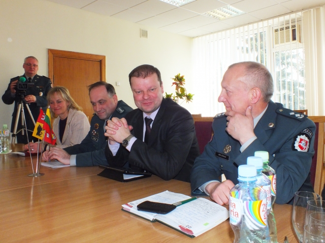 Policijos vadų desantas savivaldybėje: rajono policijos viršininkas Stasys Meliūnas (iš dešinės) Policijos vadų desantas savivaldybėje: rajono policijos viršininkas Stasys Meliūnas (iš dešinės)