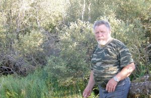 Iš kelių dešimtmečių obelų po vienos nakties teliko tik pieštukai. Gerai įsižiūrėjęs Antanas Slesariūnas aptiko užtvankų statytojų į sodą įsirengtą slaptą kelią iš griovio. Asmeninio archyvo nuotr.