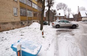 Komunalininkai aplenkė žiemą Smėlio dėžė prie Vilniaus gatvės 12-ojo B namo. L.Dūdaitės nuotr.