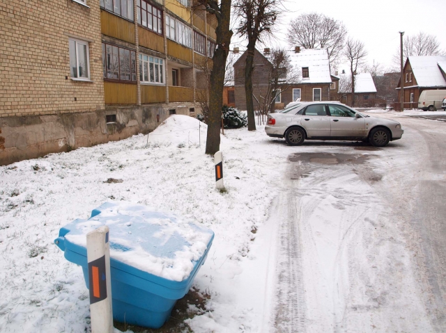 Smėlio dėžė prie Vilniaus gatvės 12-ojo B namo. L.Dūdaitės nuotr. Smėlio dėžė prie Vilniaus gatvės 12-ojo B namo. L.Dūdaitės nuotr.