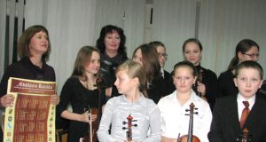 Smuiko mokytojoms L.Kanopienei (kairėje) ir L.Plepienei bei jų mokiniams - 2012 m. „Gimtojo Rokiškio“ firminiai kalendoriai. N.Byčkovskio nuotr.