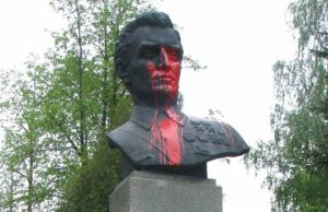 2008 m. vandalai išterliojo Jakovo Smuškevičiaus paminklą raudonais dažais. D. Zibolienės nuotr.