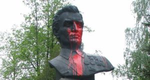 2008 m. vandalai išterliojo Jakovo Smuškevičiaus paminklą.