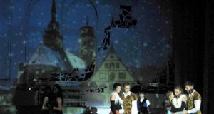 Senųjų palydos visuomet turtingos šokėjų pasirodymų.