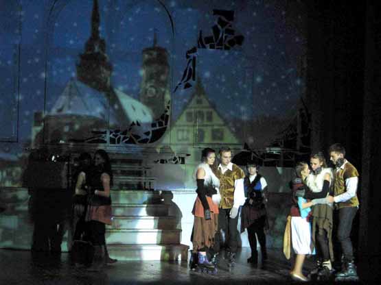 Senųjų palydos visuomet turtingos šokėjų pasirodymų. Senųjų palydos visuomet turtingos šokėjų pasirodymų.