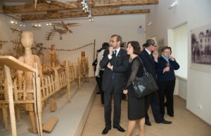 L.Šepkos kūryba vadinama neišsemiamu šuliniu: iš jo syvų semiasi ne tik konkursuose Rokiškyje dalyvaujantys šalies drožėjai.Ekspoziciją apžiūri Algis Kazulėnas su žmona Indra. D.Baltakio nuotr.