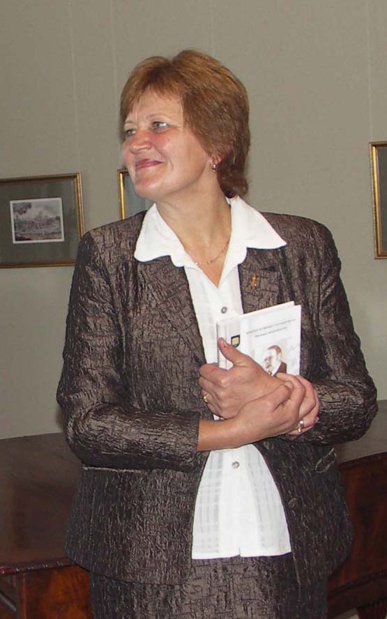 Anot Krašto muziejaus direktorės N.Šniokienės