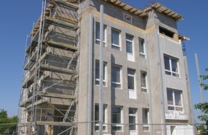 Pakvipo įkurtuvėmis: moderniausi būstai – socialiai remtinoms šeimoms Moderniausiame miesto daugiabutyje įkurtuves statybininkai žada metų pabaigoje. A.Minkevičienės nuotr.