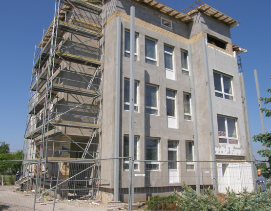 Moderniausiame miesto daugiabutyje įkurtuves statybininkai žada metų pabaigoje. A.Minkevičienės nuotr. Moderniausiame miesto daugiabutyje įkurtuves statybininkai žada metų pabaigoje. A.Minkevičienės nuotr.