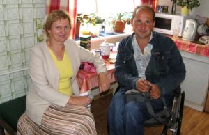 Apie savo pomėgį puoselėti kambarines gėles R.Bitinas pasakojo savivaldybės Socialinės paramos ir sveikatos skyriaus specialistei Z.Čaplikienei.