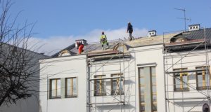 Statybininkai keičia Valstybinio socialinio draudimo fondo valdybos Panevėžio skyriaus Rokiškio poskyrio pastato stogą. D. Zibolienės nuotr.