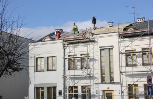 Statybininkai keičia Valstybinio socialinio draudimo fondo valdybos Panevėžio skyriaus Rokiškio poskyrio pastato stogą. D. Zibolienės nuotr.
