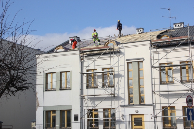 Statybininkai keičia Valstybinio socialinio draudimo fondo valdybos Panevėžio skyriaus Rokiškio poskyrio pastato stogą. D. Zibolienės nuotr.