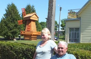 Spalvingas gyvenimas Pakriauniuose D. ir V. Kišūnai išradingai puoselėja savo namų aplinką. R.Milaknienės nuotr.