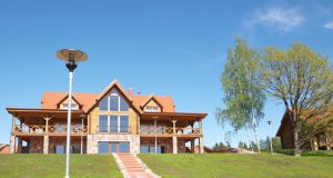 Sodybos „Prie Dirdų“ pagrindinis namas darniai įsilieja į kraštovaizdį. L.Dūdaitės nuotr.