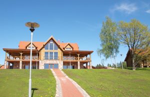 Sodyboje „Prie Dirdų“ – jaukios prabangos oazė Sodybos „Prie Dirdų“ pagrindinis namas darniai įsilieja į kraštovaizdį. L.Dūdaitės nuotr.